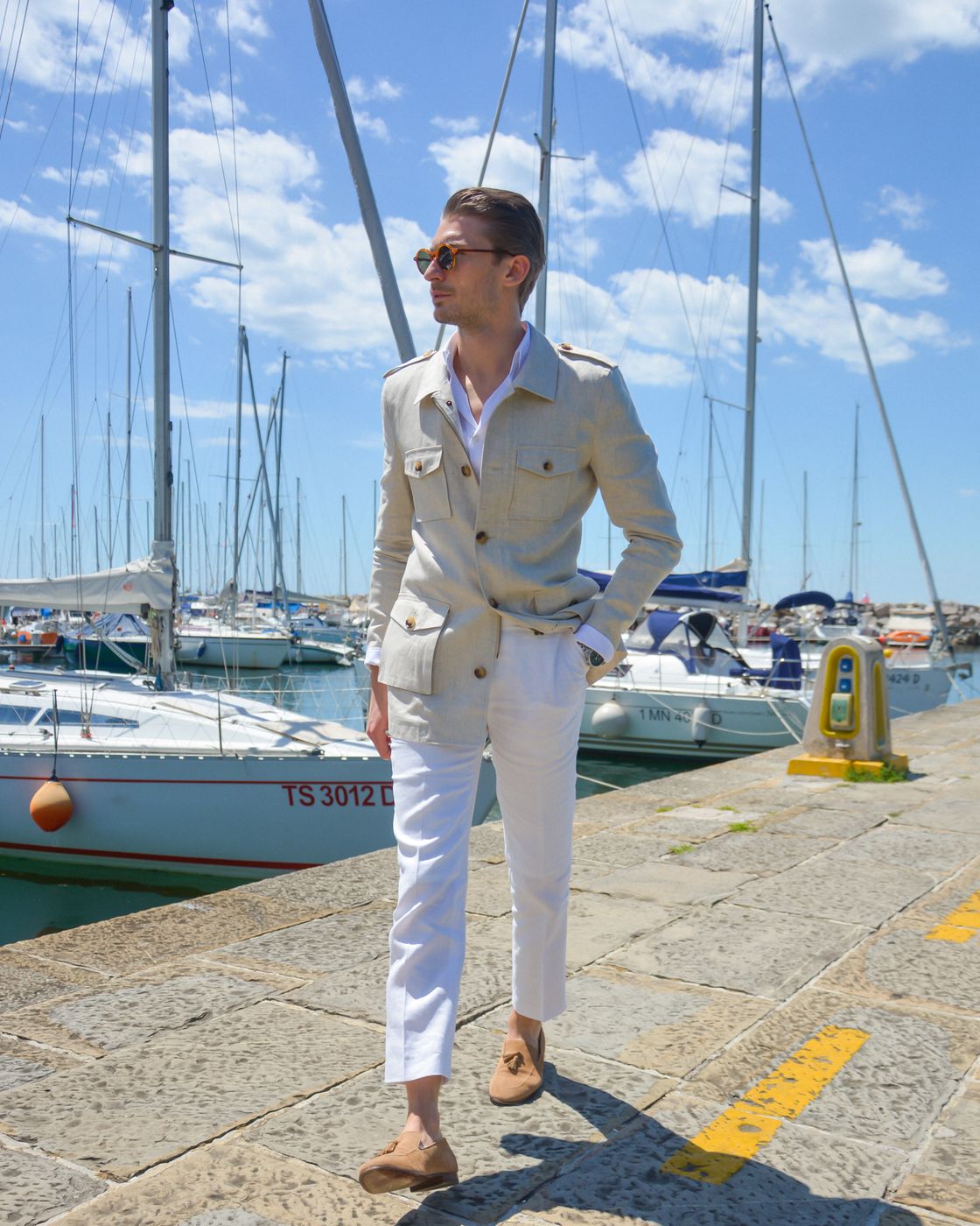 Chinos blancos con loafers beige de ante outfit
