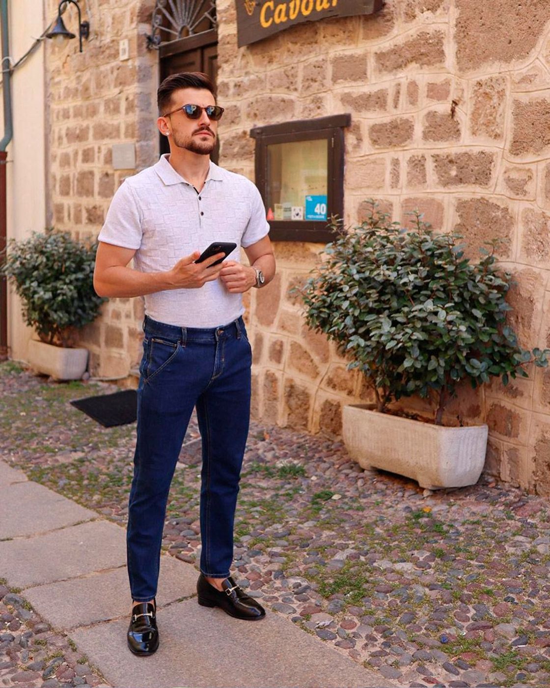 Straight tapered jeans with white polo shirt outfit