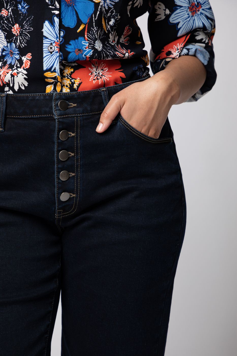 Cómo llevar blusas con slim jeans en Primavera Verano 2023